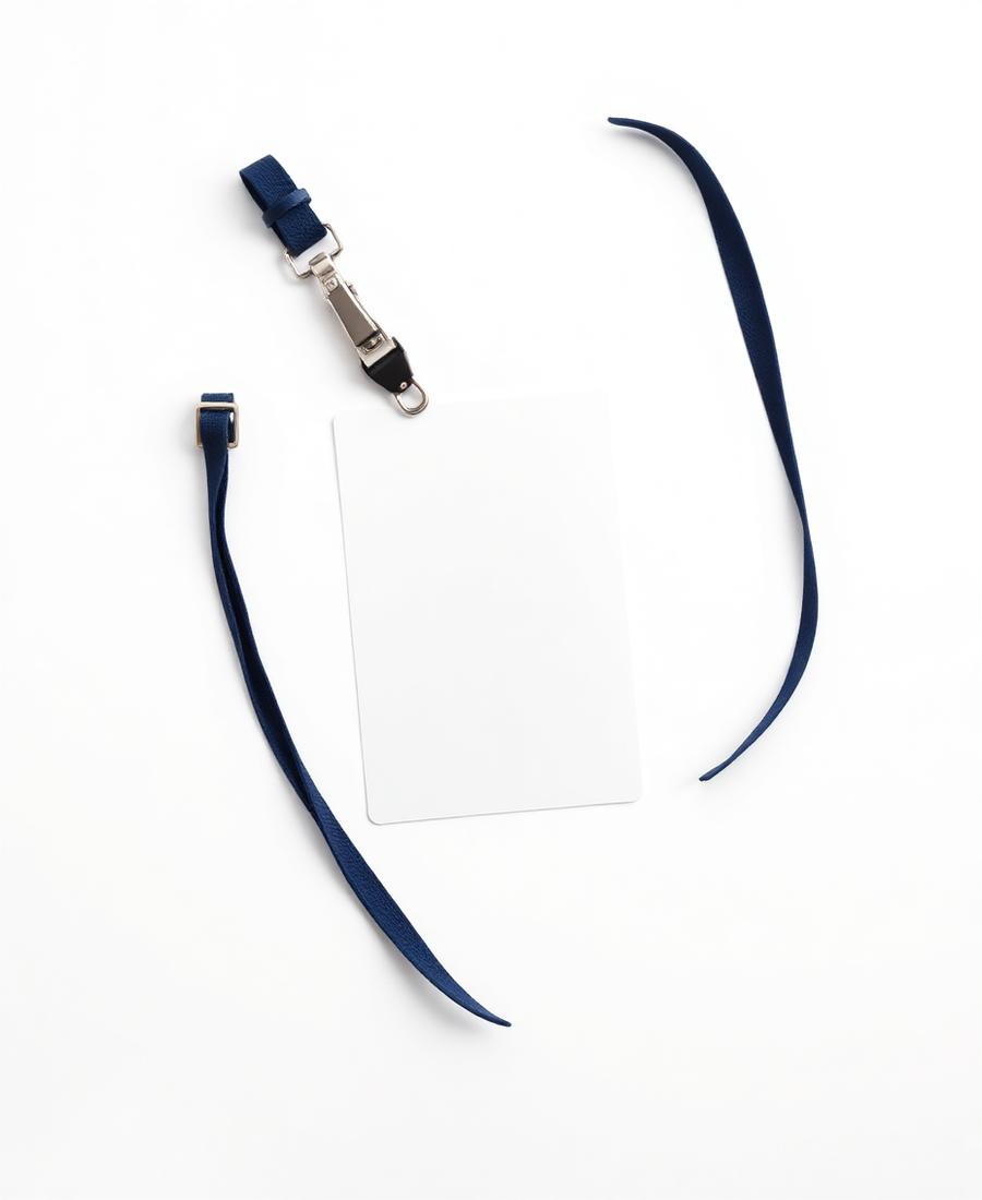 Crachá com cordão azul