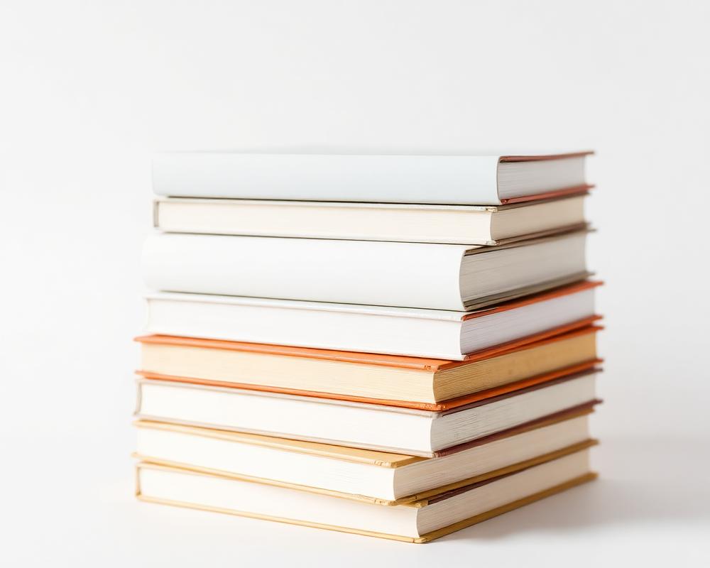 Pilha de livros com capa dura